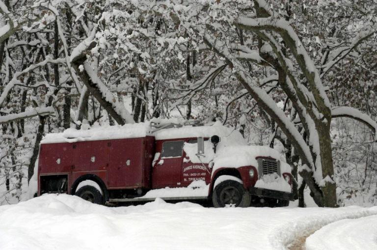 Αχαΐα: Το χιόνι εγκλώβισε 6μελή οικογένεια – Επιχείρηση της Πυροσβεστικής